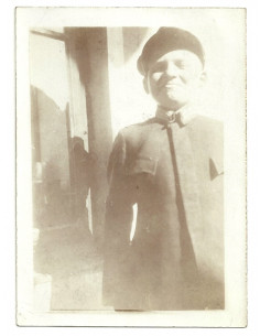 Młody mężczyzna w mundurku